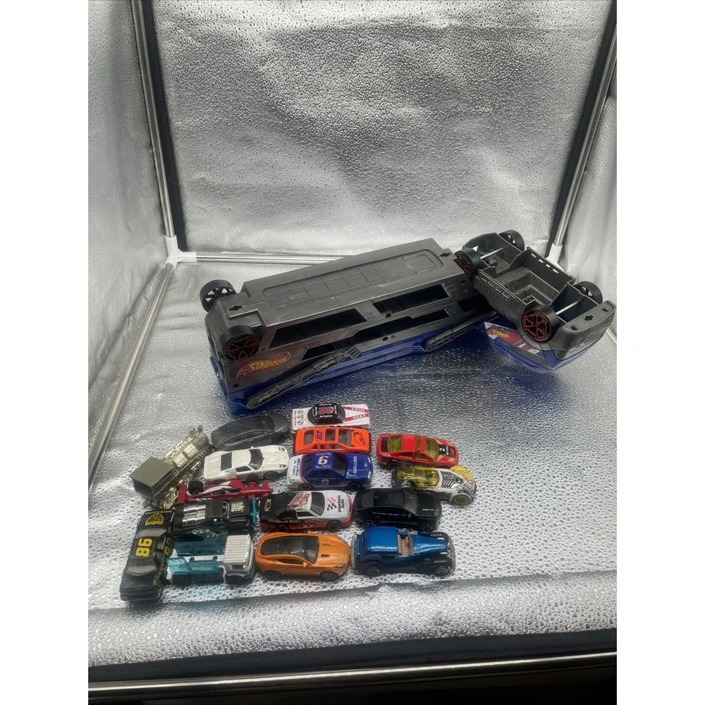 Hot‎ Wheels 2012 Mega Hauler Transporter Truck With 16 Cars Holds 50 Cars